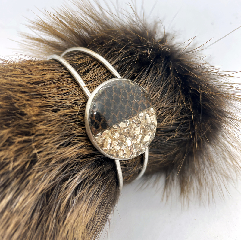 Bracelet avec cuir de queue de castor et pierres de verres